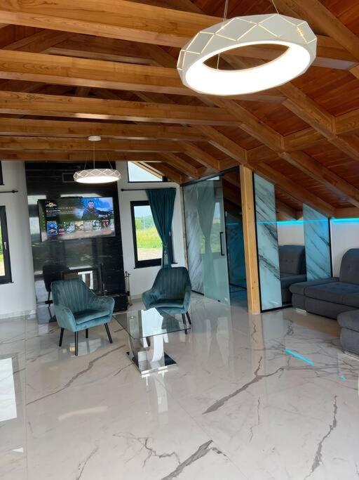 Casa Moderna In Sinteu - Intersectia Intre Modern Si Linistea Naturii Huta Voivozi Extérieur photo