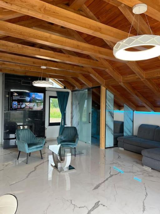 Casa Moderna In Sinteu - Intersectia Intre Modern Si Linistea Naturii Huta Voivozi Extérieur photo